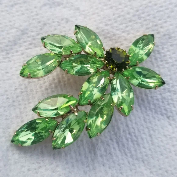 Relisted Vintage uranium glass rhinestone brooch green sparkly depression UV pin - Picture 6 of 14